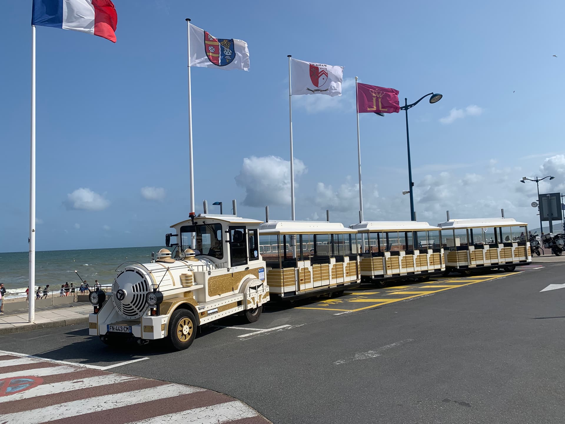 Petit train circulant sur le front de mer à Villers-sur-Mer, Normandie