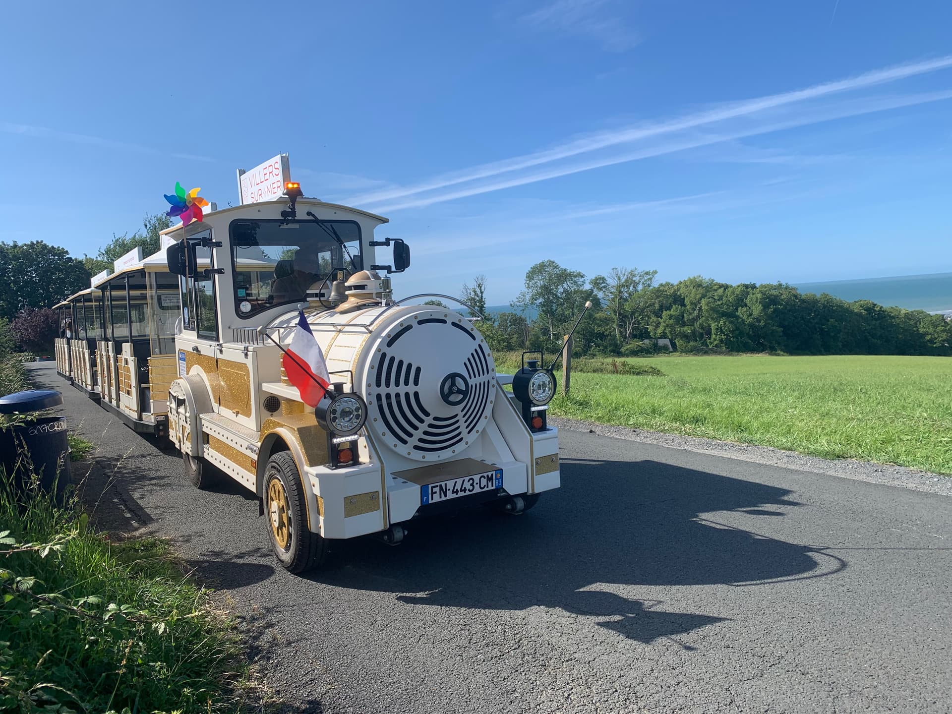 Vue du petit train électrique circulant sur la digue de Villers-sur-Mer