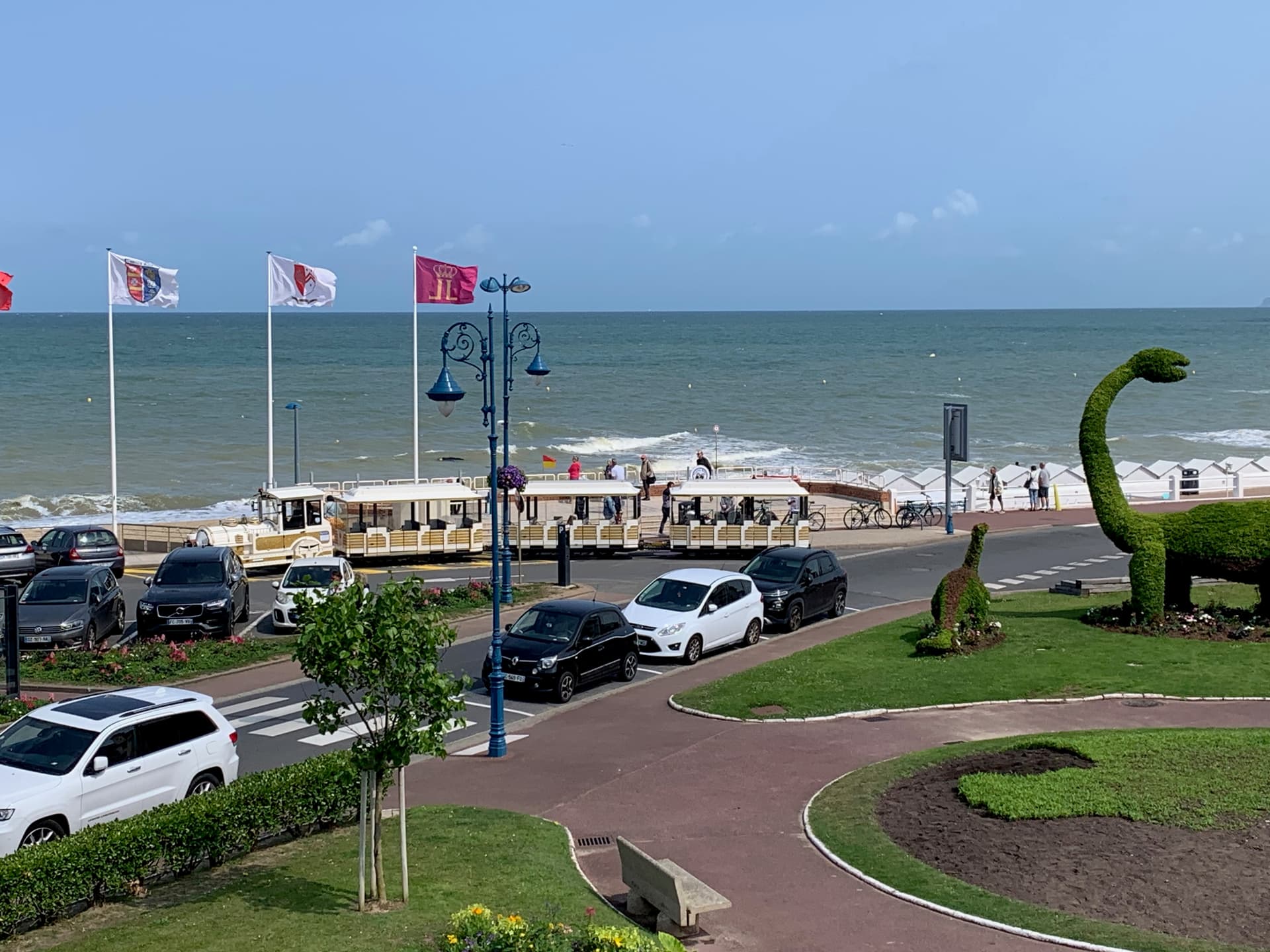 Passagers profitant de la balade commentée dans Villers-sur-Mer