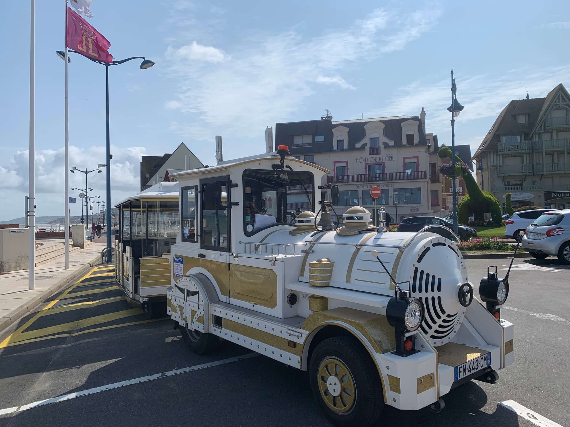 Le petit train de Villers-sur-Mer devant l'Office de Tourisme