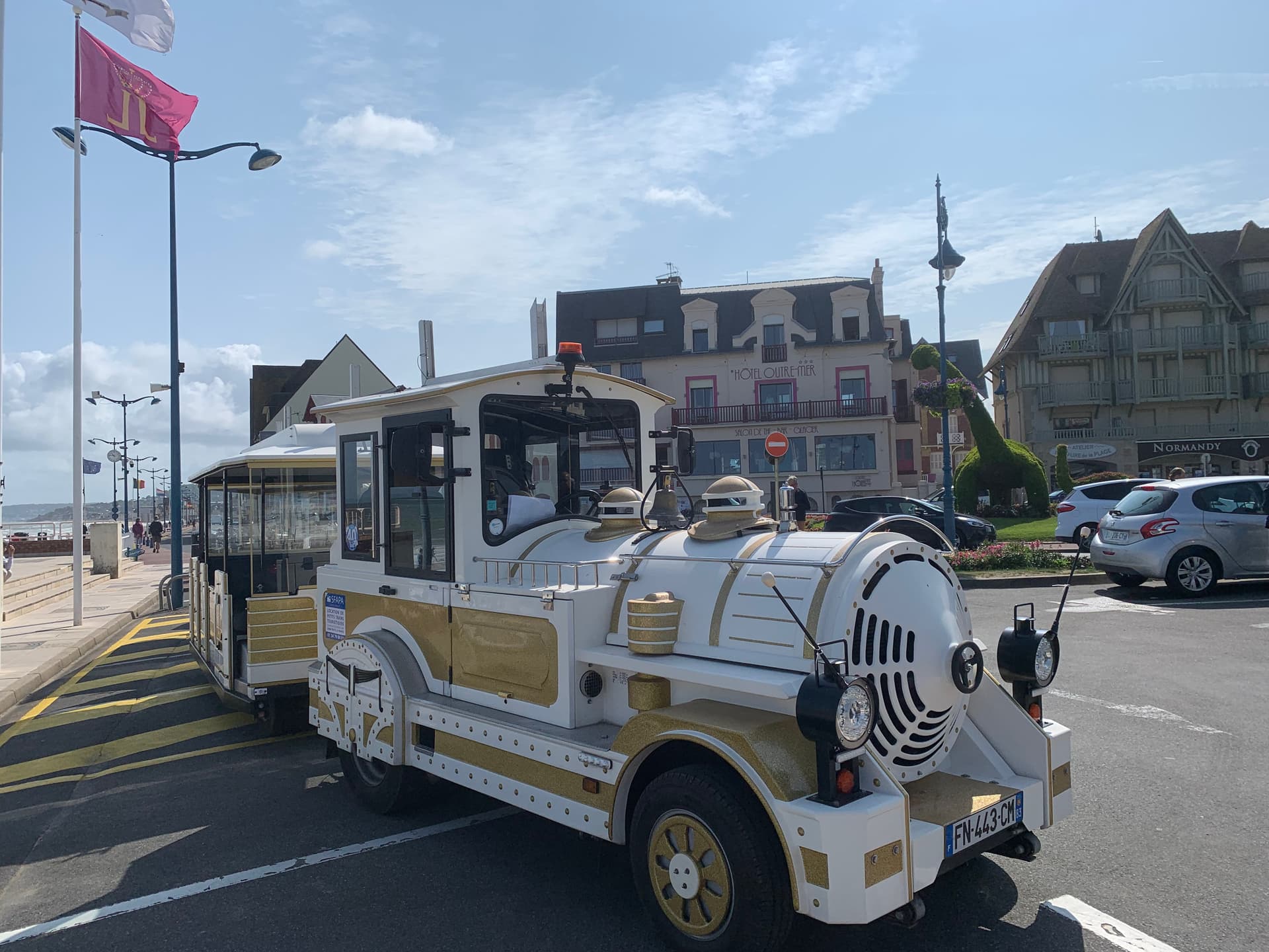 Détail de la locomotive bleue et blanche du petit train