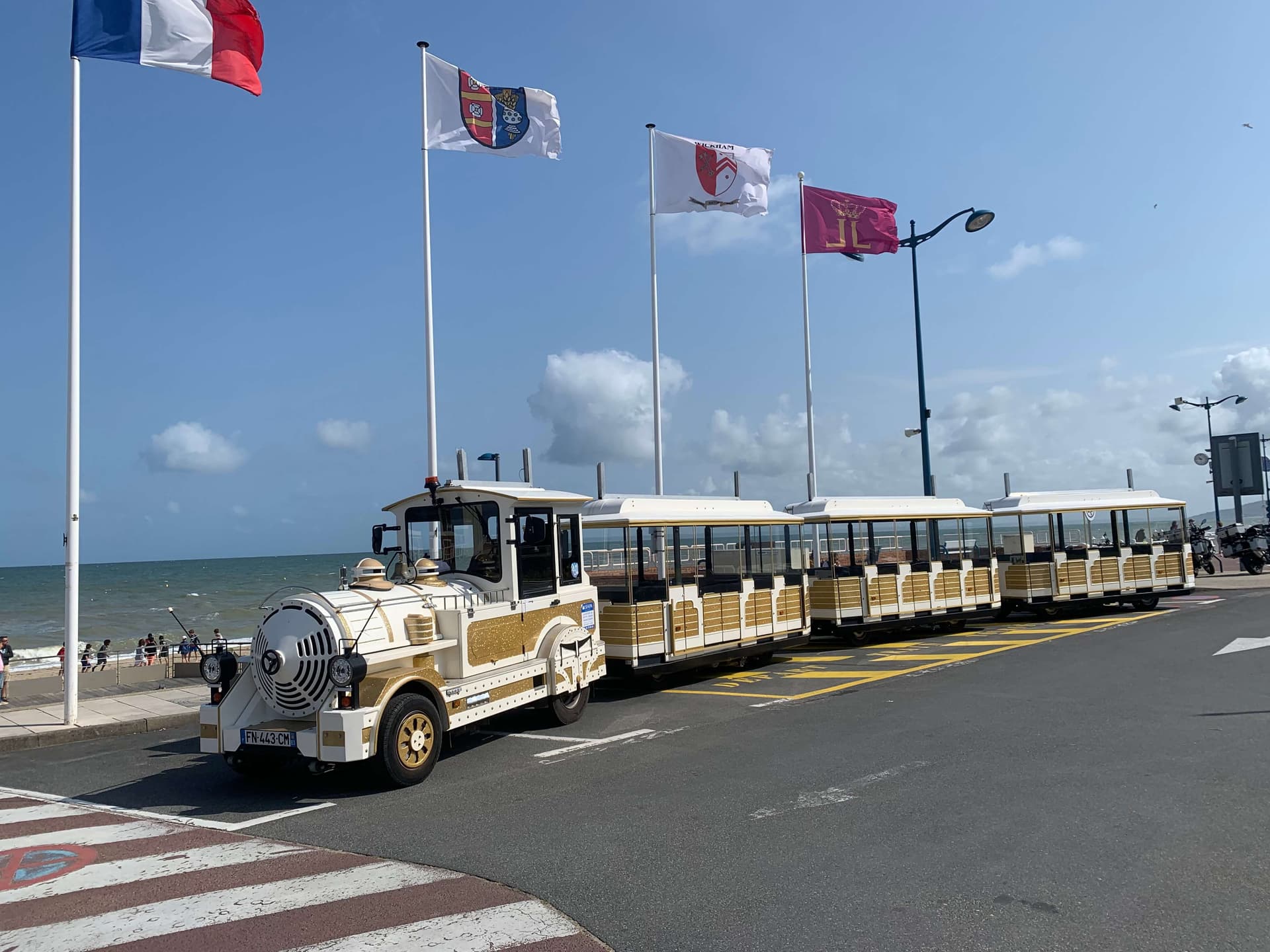 Le petit train qui circule sur la digue de Villers-sur-Mer
