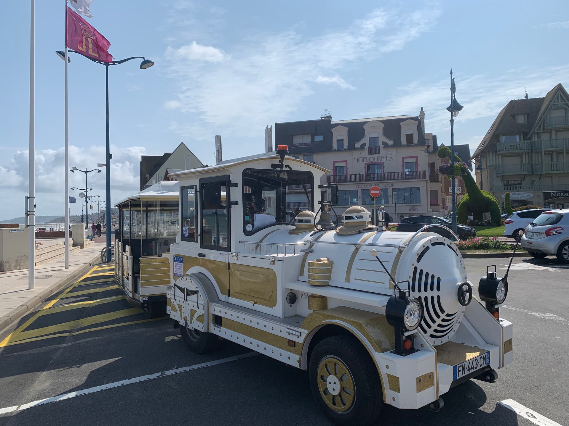 Le petit train traversant les rues historiques de Villers-sur-Mer