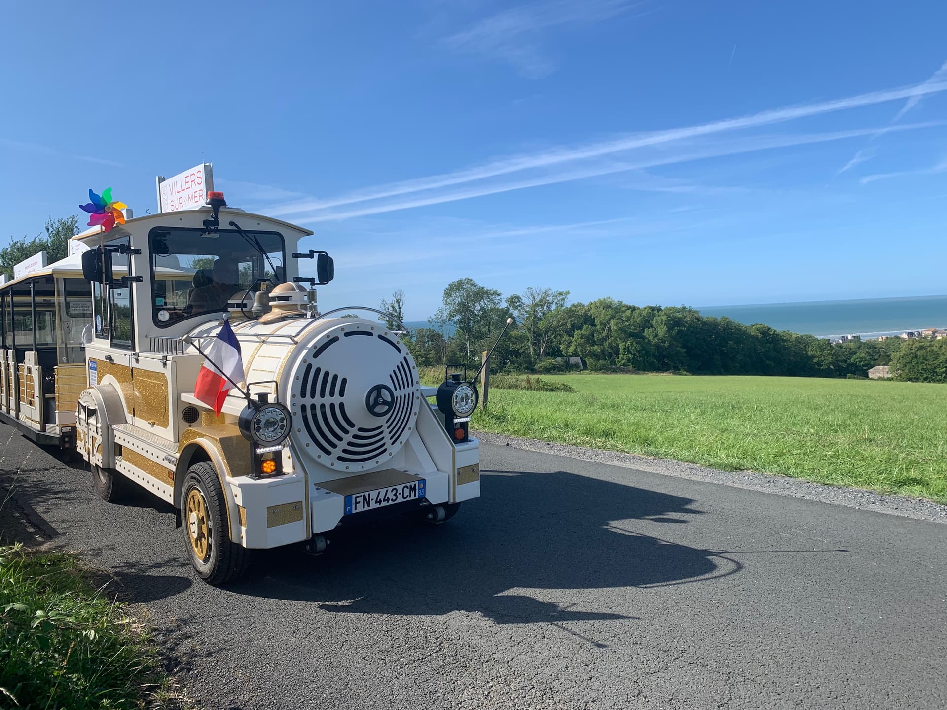 Le petit train de Villers-sur-Mer sous le soleil normand
