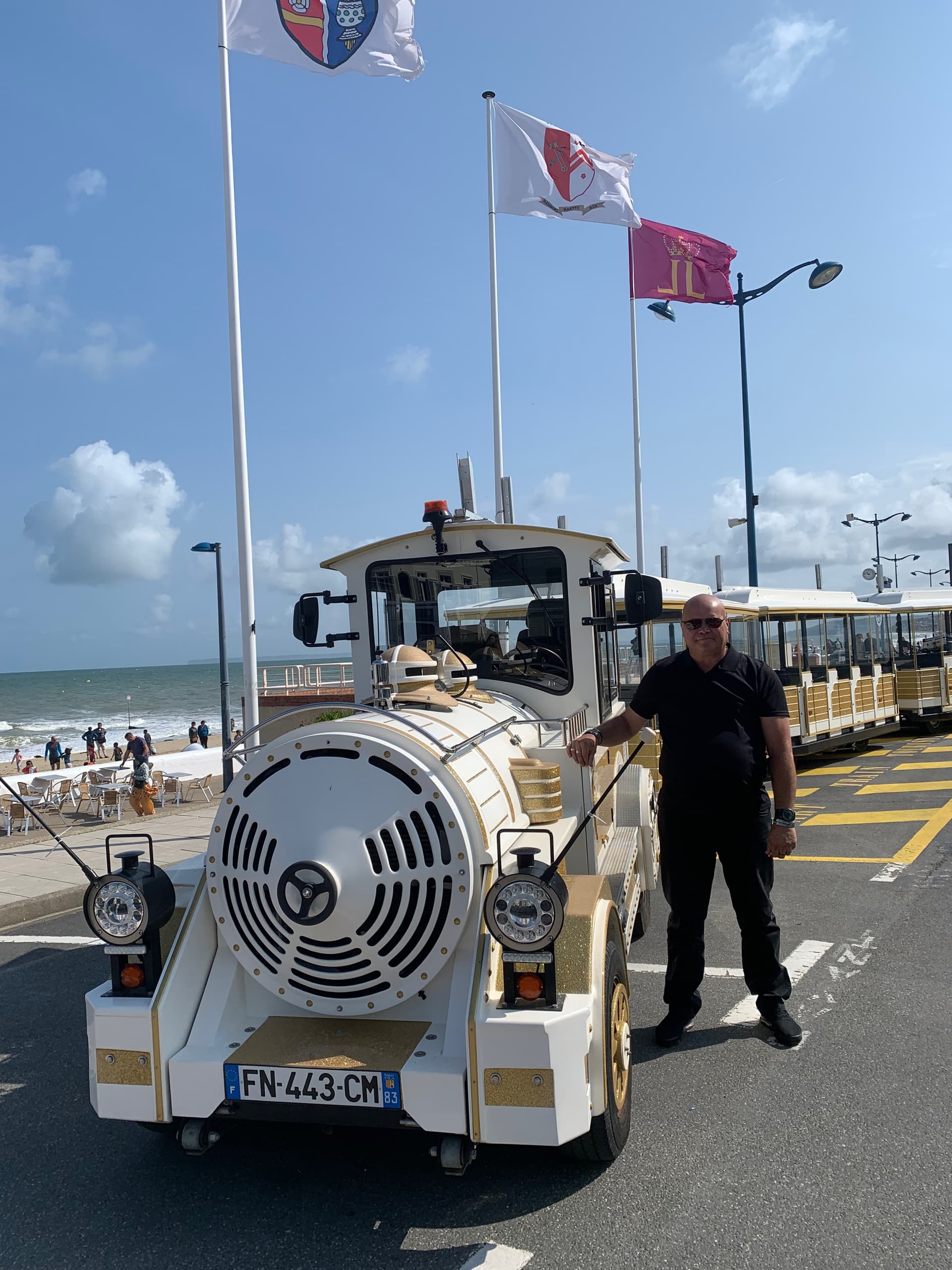 Gros plan sur le logo SFAPA sur le petit train de Villers-sur-Mer